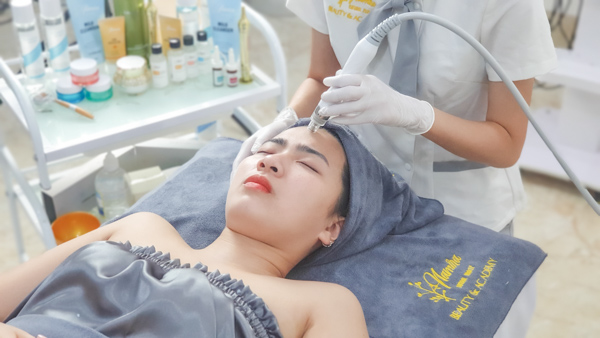 Liệu trình chăm sóc da mặt chuyên sâu - Bước 3: Hút mụn